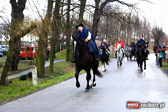 Zdjęcie w galerii na portalu naszraciborz.pl: W Pietrowicach Wielkich procesja szła chwilami w zamieci śnieżnej wiadomości z regionu