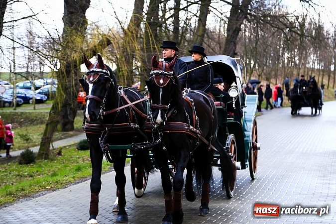 Zdjęcie w galerii na portalu naszraciborz.pl: W Pietrowicach Wielkich procesja szła chwilami w zamieci śnieżnej wiadomości z regionu