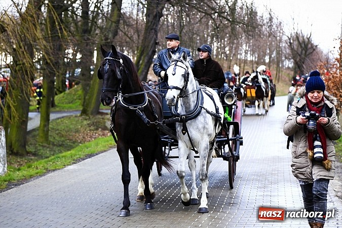 Zdjęcie w galerii na portalu naszraciborz.pl: W Pietrowicach Wielkich procesja szła chwilami w zamieci śnieżnej wiadomości z regionu