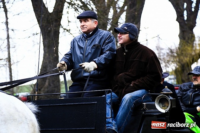 Zdjęcie w galerii na portalu naszraciborz.pl: W Pietrowicach Wielkich procesja szła chwilami w zamieci śnieżnej wiadomości z regionu