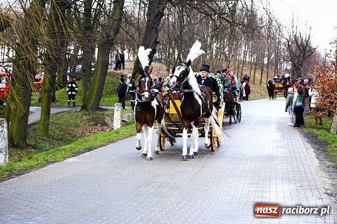 Zdjęcie w galerii na portalu naszraciborz.pl: W Pietrowicach Wielkich procesja szła chwilami w zamieci śnieżnej wiadomości z regionu