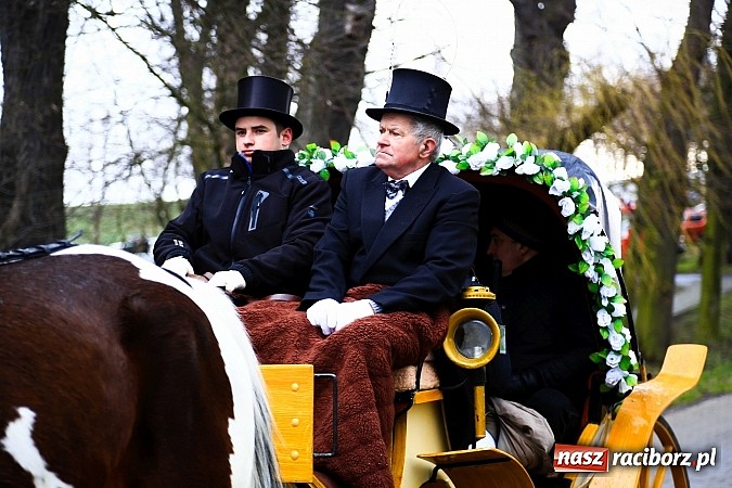 Zdjęcie w galerii na portalu naszraciborz.pl: W Pietrowicach Wielkich procesja szła chwilami w zamieci śnieżnej wiadomości z regionu