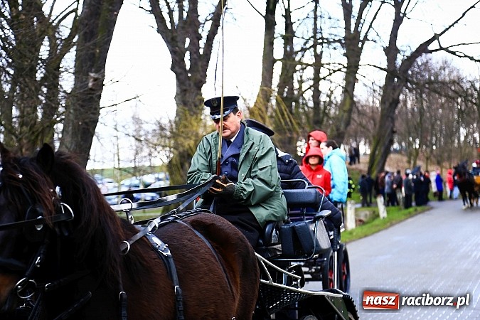 Zdjęcie w galerii na portalu naszraciborz.pl: W Pietrowicach Wielkich procesja szła chwilami w zamieci śnieżnej wiadomości z regionu
