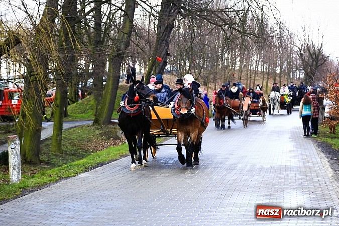 Zdjęcie w galerii na portalu naszraciborz.pl: W Pietrowicach Wielkich procesja szła chwilami w zamieci śnieżnej wiadomości z regionu