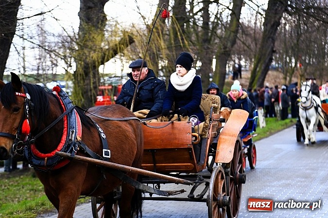Zdjęcie w galerii na portalu naszraciborz.pl: W Pietrowicach Wielkich procesja szła chwilami w zamieci śnieżnej wiadomości z regionu