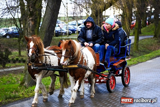 Zdjęcie w galerii na portalu naszraciborz.pl: W Pietrowicach Wielkich procesja szła chwilami w zamieci śnieżnej wiadomości z regionu