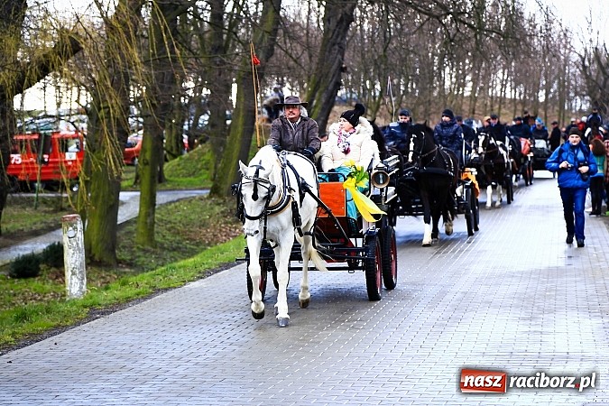 Zdjęcie w galerii na portalu naszraciborz.pl: W Pietrowicach Wielkich procesja szła chwilami w zamieci śnieżnej wiadomości z regionu