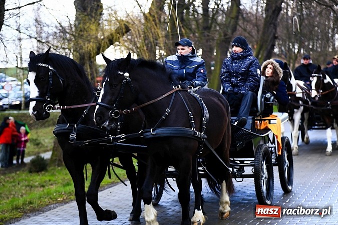 Zdjęcie w galerii na portalu naszraciborz.pl: W Pietrowicach Wielkich procesja szła chwilami w zamieci śnieżnej wiadomości z regionu