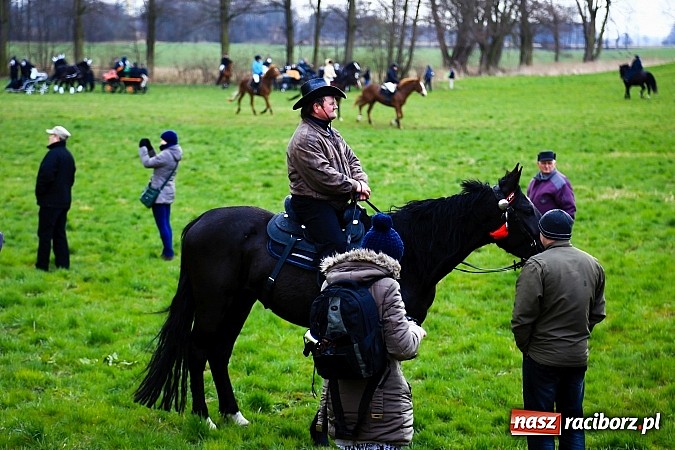 Zdjęcie w galerii na portalu naszraciborz.pl: W Pietrowicach Wielkich procesja szła chwilami w zamieci śnieżnej wiadomości z regionu
