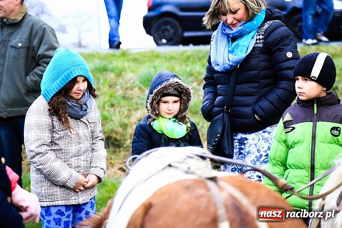 Zdjęcie w galerii na portalu naszraciborz.pl: W Pietrowicach Wielkich procesja szła chwilami w zamieci śnieżnej wiadomości z regionu