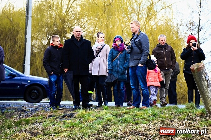 Zdjęcie w galerii na portalu naszraciborz.pl: W Pietrowicach Wielkich procesja szła chwilami w zamieci śnieżnej wiadomości z regionu