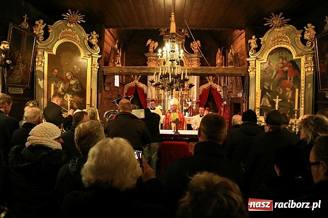 Zdjęcie w galerii na portalu naszraciborz.pl: W Pietrowicach Wielkich procesja szła chwilami w zamieci śnieżnej wiadomości z regionu