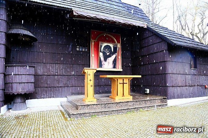 Zdjęcie w galerii na portalu naszraciborz.pl: W Pietrowicach Wielkich procesja szła chwilami w zamieci śnieżnej wiadomości z regionu