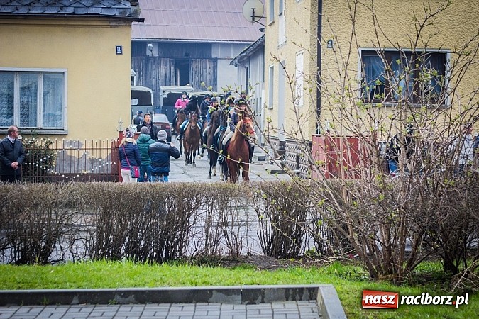 Zdjęcie w galerii na portalu naszraciborz.pl: Biskup, starosta i prezydent na procesji w Sudole wiadomości z regionu