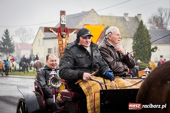Zdjęcie w galerii na portalu naszraciborz.pl: Biskup, starosta i prezydent na procesji w Sudole wiadomości z regionu
