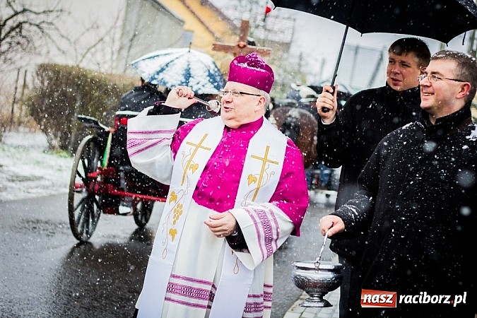 Zdjęcie w galerii na portalu naszraciborz.pl: Biskup, starosta i prezydent na procesji w Sudole wiadomości z regionu