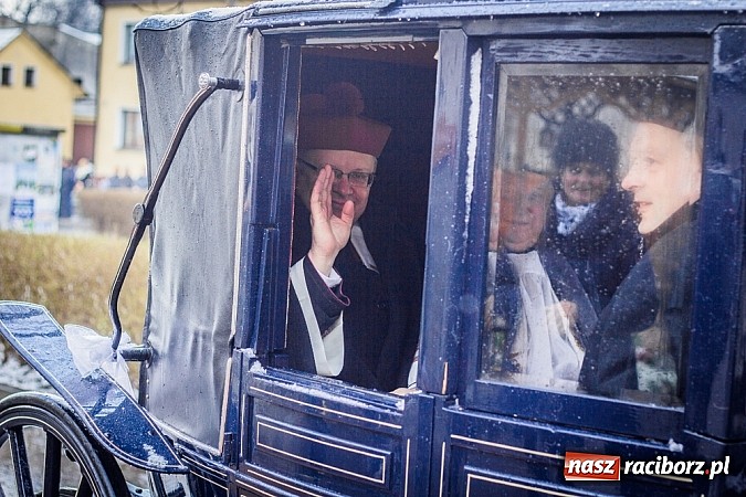 Zdjęcie w galerii na portalu naszraciborz.pl: Biskup, starosta i prezydent na procesji w Sudole wiadomości z regionu