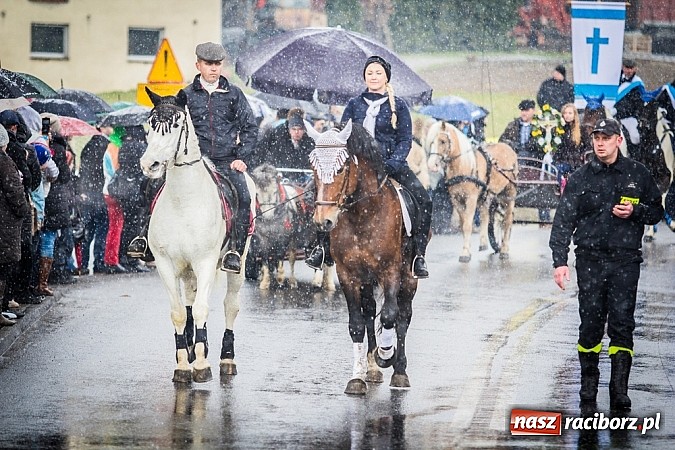 Zdjęcie w galerii na portalu naszraciborz.pl: Biskup, starosta i prezydent na procesji w Sudole wiadomości z regionu