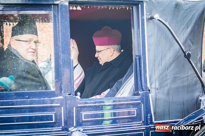 Zdjęcie w galerii na portalu naszraciborz.pl: Biskup, starosta i prezydent na procesji w Sudole wiadomości z regionu