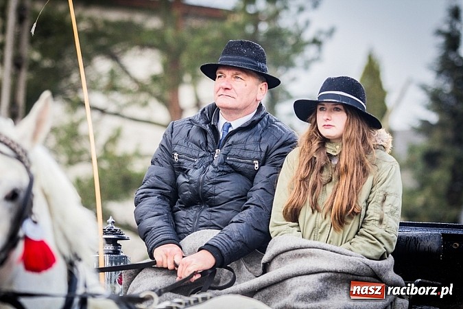 Zdjęcie w galerii na portalu naszraciborz.pl: Biskup, starosta i prezydent na procesji w Sudole wiadomości z regionu