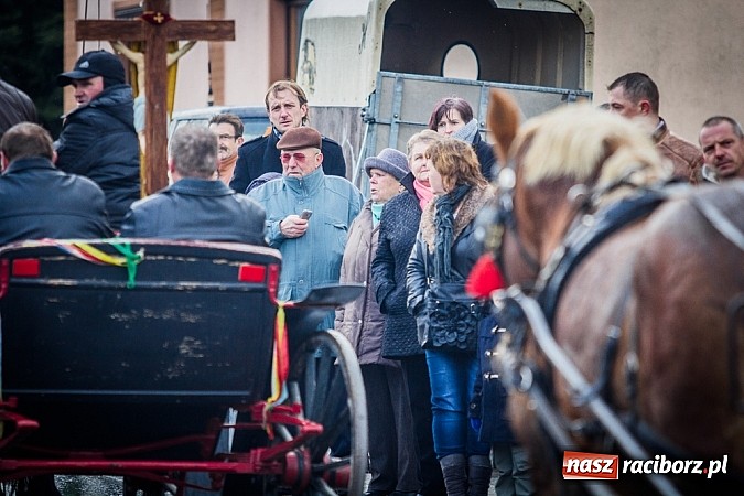 Zdjęcie w galerii na portalu naszraciborz.pl: Biskup, starosta i prezydent na procesji w Sudole wiadomości z regionu
