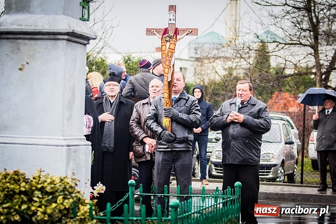 Zdjęcie w galerii na portalu naszraciborz.pl: Biskup, starosta i prezydent na procesji w Sudole wiadomości z regionu