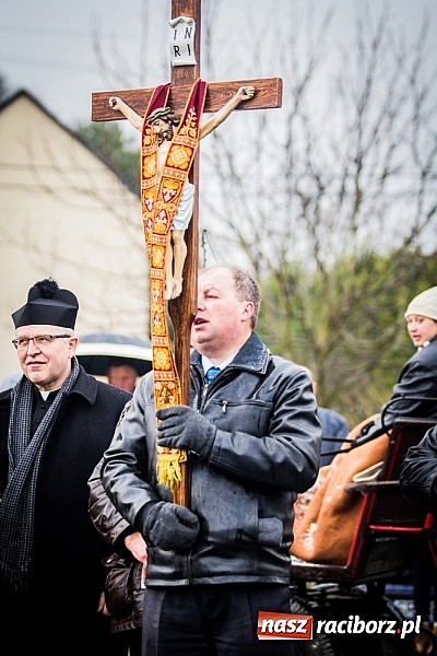 Zdjęcie w galerii na portalu naszraciborz.pl: Biskup, starosta i prezydent na procesji w Sudole wiadomości z regionu