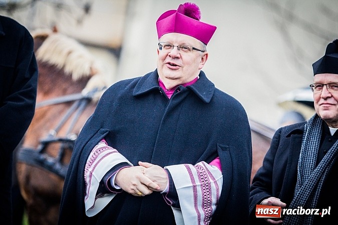 Zdjęcie w galerii na portalu naszraciborz.pl: Biskup, starosta i prezydent na procesji w Sudole wiadomości z regionu