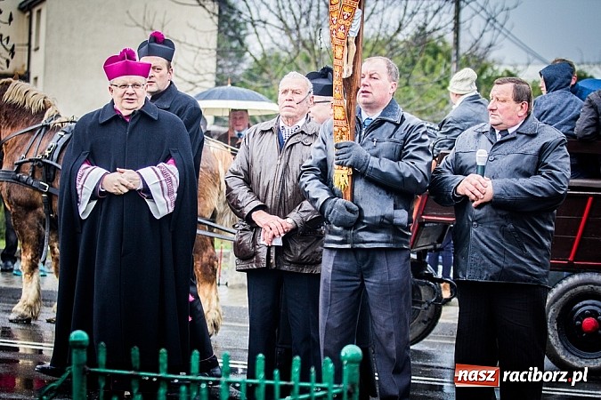 Zdjęcie w galerii na portalu naszraciborz.pl: Biskup, starosta i prezydent na procesji w Sudole wiadomości z regionu