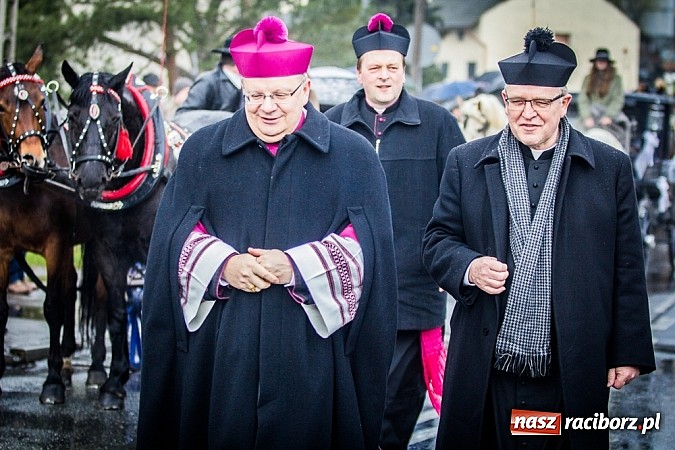 Zdjęcie w galerii na portalu naszraciborz.pl: Biskup, starosta i prezydent na procesji w Sudole wiadomości z regionu
