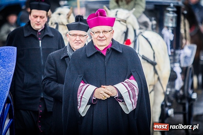 Zdjęcie w galerii na portalu naszraciborz.pl: Biskup, starosta i prezydent na procesji w Sudole wiadomości z regionu