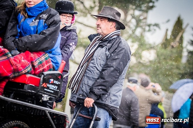 Zdjęcie w galerii na portalu naszraciborz.pl: Biskup, starosta i prezydent na procesji w Sudole wiadomości z regionu