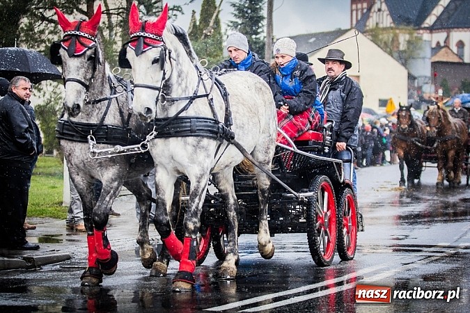Zdjęcie w galerii na portalu naszraciborz.pl: Biskup, starosta i prezydent na procesji w Sudole wiadomości z regionu