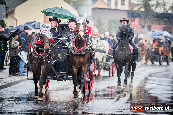 Zdjęcie w galerii na portalu naszraciborz.pl: Biskup, starosta i prezydent na procesji w Sudole wiadomości z regionu