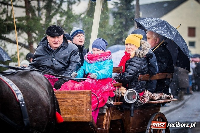 Zdjęcie w galerii na portalu naszraciborz.pl: Biskup, starosta i prezydent na procesji w Sudole wiadomości z regionu