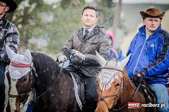 Zdjęcie w galerii na portalu naszraciborz.pl: Biskup, starosta i prezydent na procesji w Sudole wiadomości z regionu