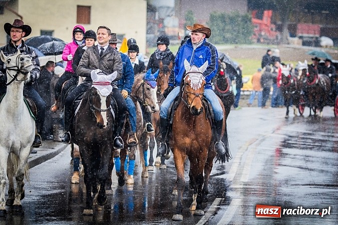 Zdjęcie w galerii na portalu naszraciborz.pl: Biskup, starosta i prezydent na procesji w Sudole wiadomości z regionu