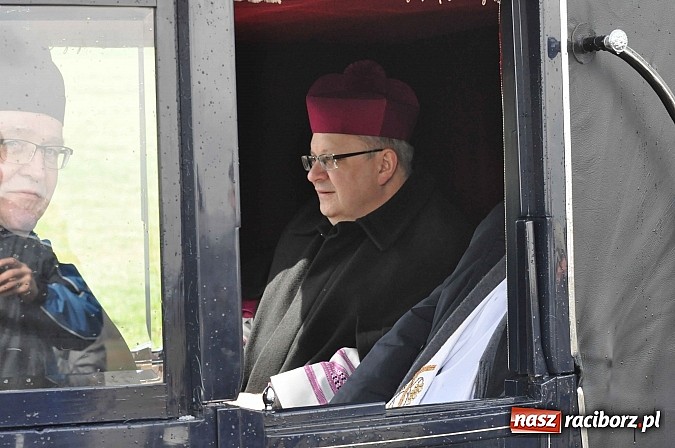 Zdjęcie w galerii na portalu naszraciborz.pl: Biskup, starosta i prezydent na procesji w Sudole wiadomości z regionu