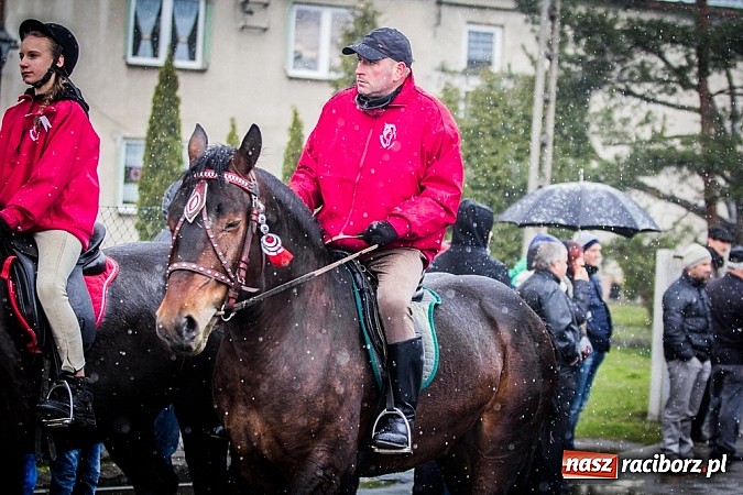 Zdjęcie w galerii na portalu naszraciborz.pl: Biskup, starosta i prezydent na procesji w Sudole wiadomości z regionu