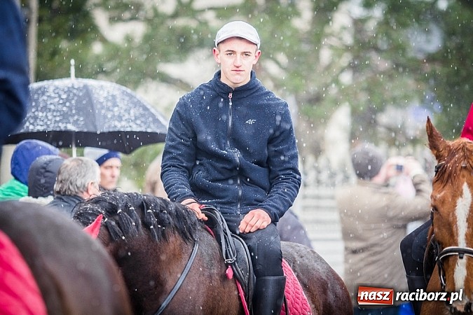 Zdjęcie w galerii na portalu naszraciborz.pl: Biskup, starosta i prezydent na procesji w Sudole wiadomości z regionu