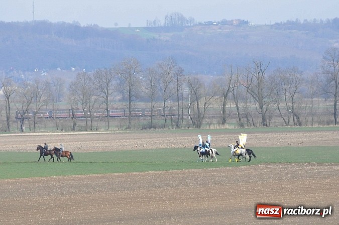 Zdjęcie w galerii na portalu naszraciborz.pl: Biskup, starosta i prezydent na procesji w Sudole wiadomości z regionu