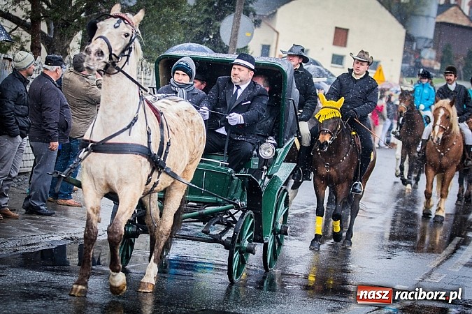 Zdjęcie w galerii na portalu naszraciborz.pl: Biskup, starosta i prezydent na procesji w Sudole wiadomości z regionu