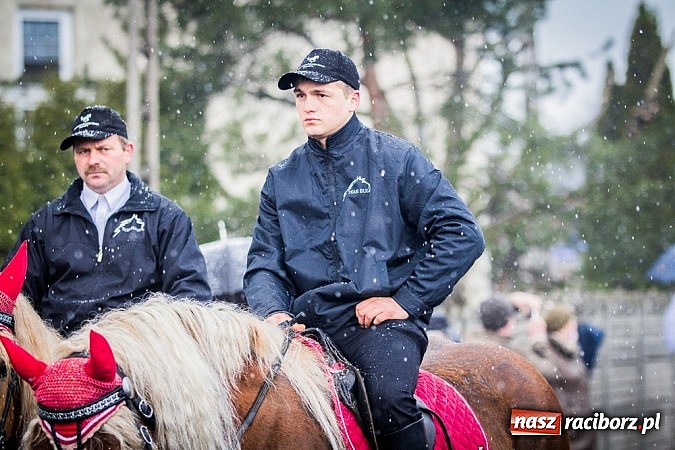 Zdjęcie w galerii na portalu naszraciborz.pl: Biskup, starosta i prezydent na procesji w Sudole wiadomości z regionu