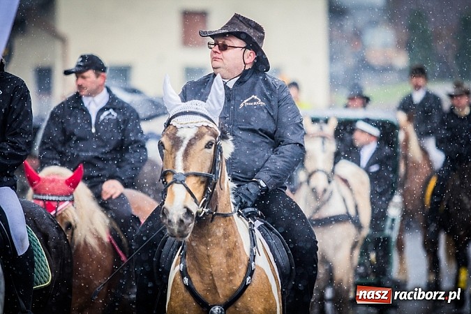 Zdjęcie w galerii na portalu naszraciborz.pl: Biskup, starosta i prezydent na procesji w Sudole wiadomości z regionu