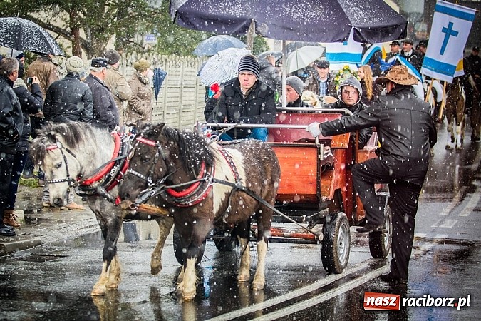 Zdjęcie w galerii na portalu naszraciborz.pl: Biskup, starosta i prezydent na procesji w Sudole wiadomości z regionu