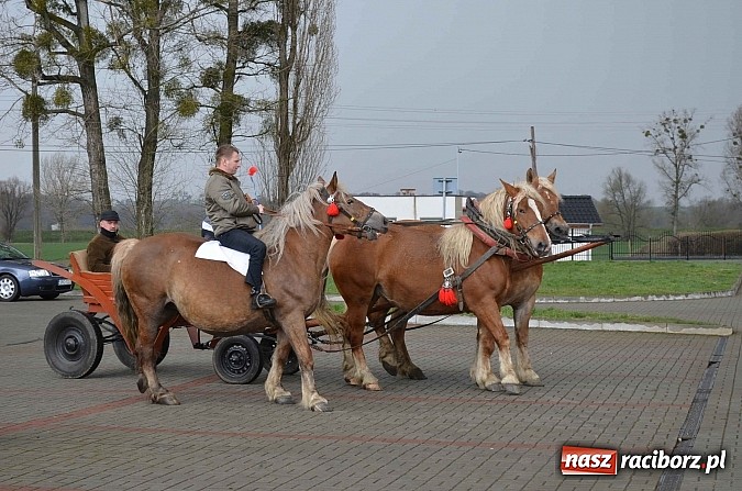 Zdjęcie w galerii na portalu naszraciborz.pl: Z okolicznych miejscowości na procesji w Zawadzie Ks. wiadomości z regionu