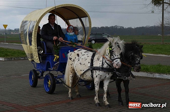 Zdjęcie w galerii na portalu naszraciborz.pl: Z okolicznych miejscowości na procesji w Zawadzie Ks. wiadomości z regionu