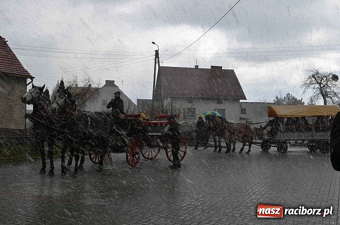 Zdjęcie w galerii na portalu naszraciborz.pl: Z okolicznych miejscowości na procesji w Zawadzie Ks. wiadomości z regionu