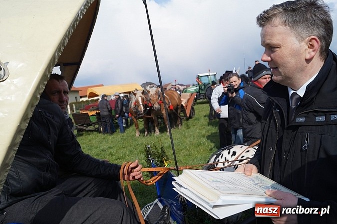 Zdjęcie w galerii na portalu naszraciborz.pl: Z okolicznych miejscowości na procesji w Zawadzie Ks. wiadomości z regionu