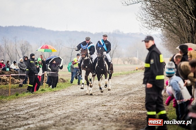 Zdjęcie w galerii na portalu naszraciborz.pl: Wyścigi konne na zakończenie procesji w Sudole wiadomości z regionu